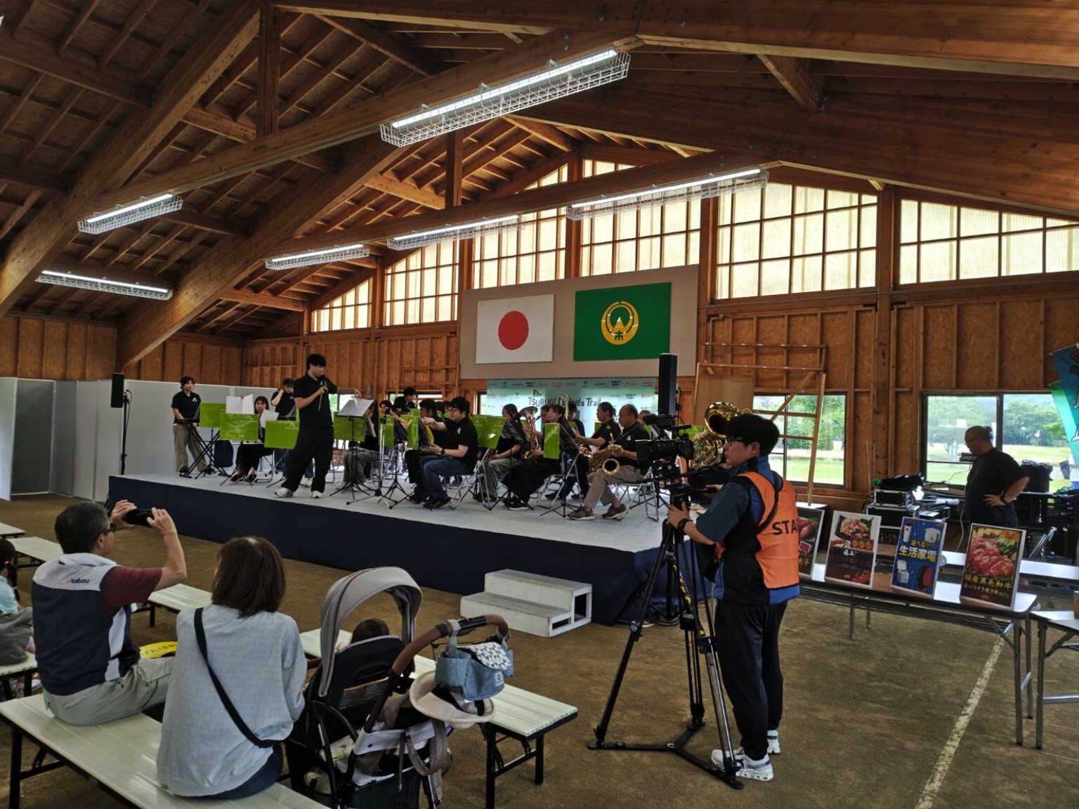 会場を盛り上げる音楽ステージ